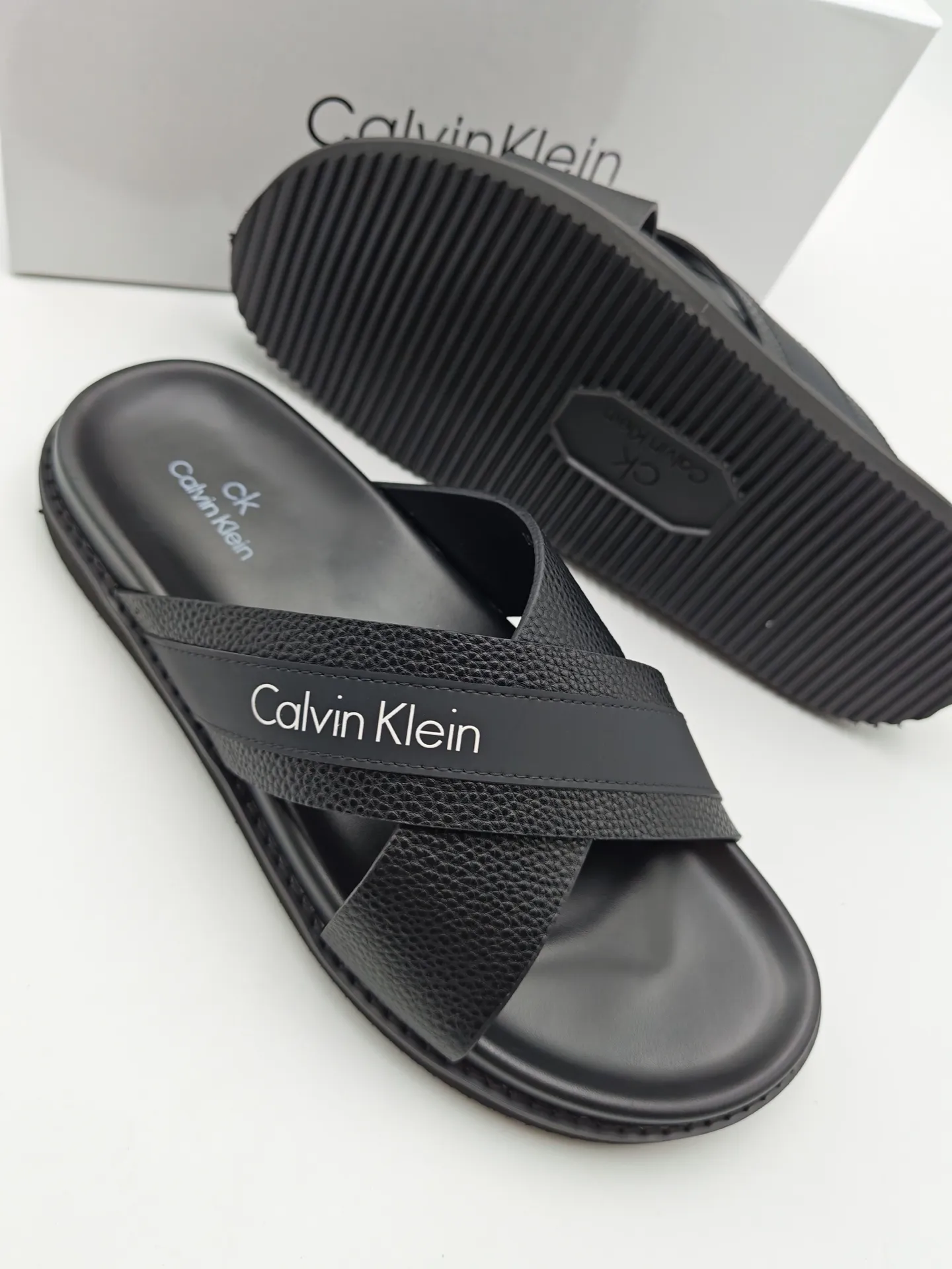 Men's shoes 💰300 Calvin Klein CK men's slippers, the upper of this slipper is made of imported cowhide, and the sole is also imported new EVA material. The foamed ultra-light outsole is more non-slip, three-dimensional and skin-friendly. Available from stock, long-term availability, Size: 38-46 yards.